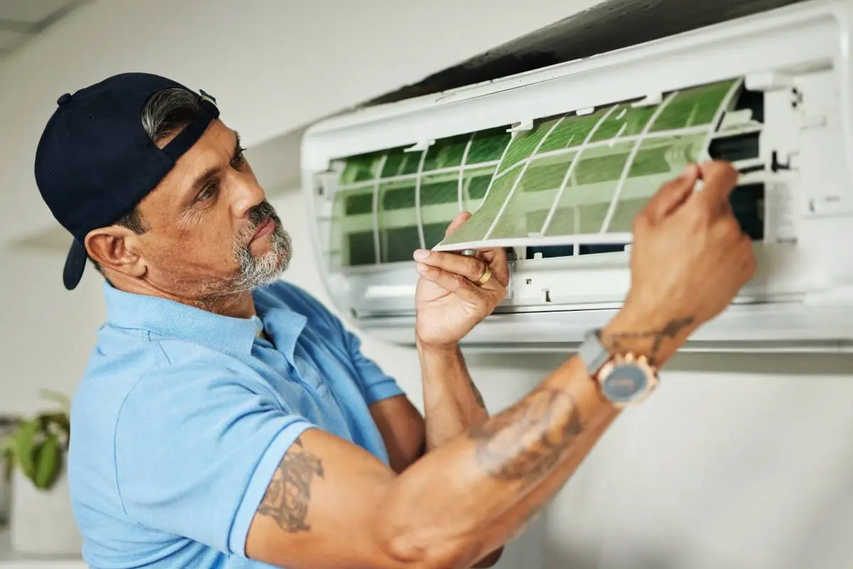 Electricity, maintenance and hvac technician to install power box or inspection on electrical syste.
